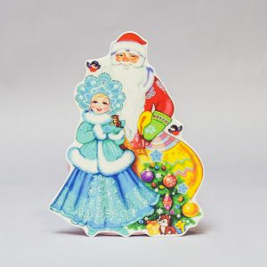 Декор Топпер пластиковый полноцветный Дед Мороз и Снегурочка с елкой Топп-27