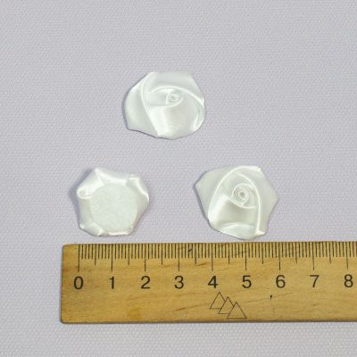 Декор Роза атласная 2,5 см белая за 1 шт.