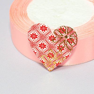 Кабошон пластиковый Зеркальная вставка Сердце красная вышивка